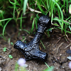 Vue détaillée du pendentif marteau de Thor viking noir avec gravures nordiques