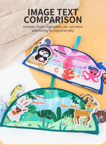 Detalle del libro sensorial de fieltro con animales del océano y bosque para niños