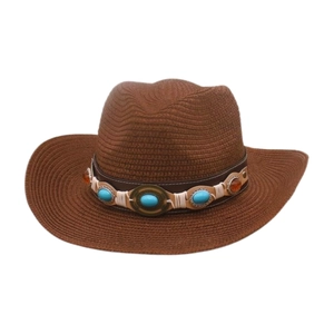 Sombrero vaquero de paja marrón con cuentas de turquesa sobre un fondo blanco puro