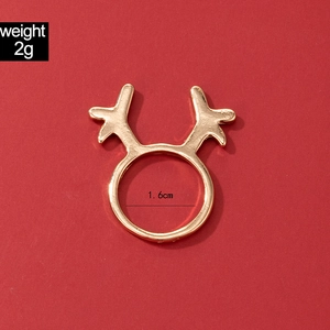 Detailed view of gold antler ring with dimensions 1.6cm and weight 2g on red background