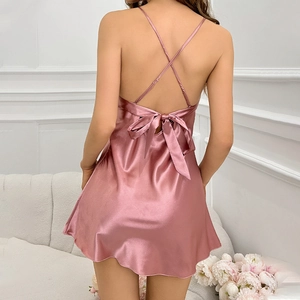 Nuisette élégante en satin rose pâle avec dos croisé et un grand nœud décoratif soyeux