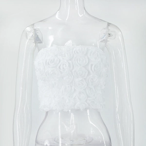 Detailansicht der 3D-weißen Rosenblüten-Struktur am trägerlosen Sommer-Crop-Top