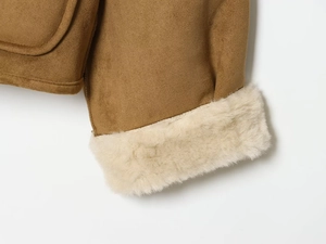 Detailaufnahme der braunen Wildlederjacke mit weichem cremefarbenem Kunstfellfutter