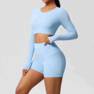 Detail van de high-waisted yoga short met functionele zijzak in lichtblauwe stof