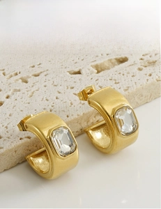 Détails de boucles d'oreilles en C plaquées or 18 carats avec cristaux rectangulaires