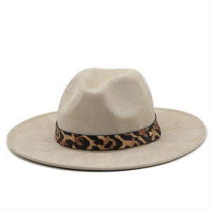 Klassischer beiger Velours-Fedora mit Leopardenmuster-Band und goldener Metallniete