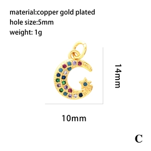 Vue macro du pendentif lune plaqué or 18K dimensions 10x14mm avec des pierres colorées