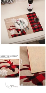Détail d'un set de table de Noël en lin avec renne brodé et motif à carreaux rouges