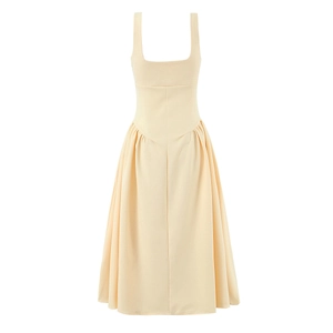 Robe longue évasée beige sans manches avec encolure carrée et taille ajustée élégante