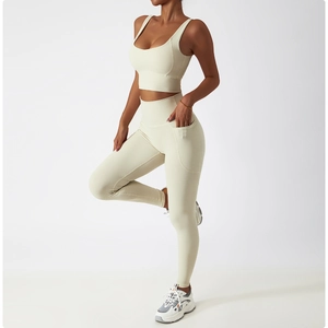 Détail d'un legging de yoga taille haute avec poche latérale pratique en blanc crème