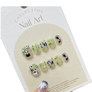 Faux ongles faits main avec motifs de panda mignon et bambou peints à la main