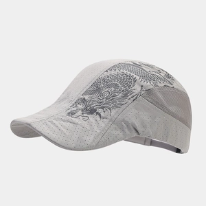 Dettaglio del cappello grigio chiaro con stampa drago e tessuto a rete traspirante