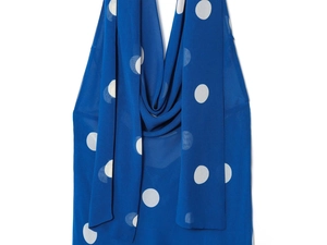 Détail d'une robe midi bleue à pois avec des rubans fluides en tissu de mousseline