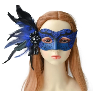 Détail du masque de fête bleu scintillant avec plumes noires et fleurs en bijoux