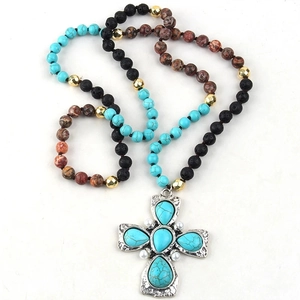 Collana lunga bohémien in pietre dure naturali con ciondolo a croce turchese