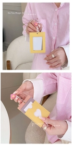 Dettaglio del porta tessere chic giallo e rosa con ciondolo a fiore e intaglio a cuore