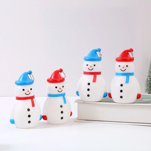 Détail de pendentifs bonhommes de neige LED avec anneaux sur fond blanc minimaliste