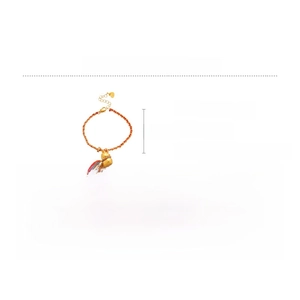 Détail d'un bracelet plaqué or 24K avec charm gourde serti de zircons et franges