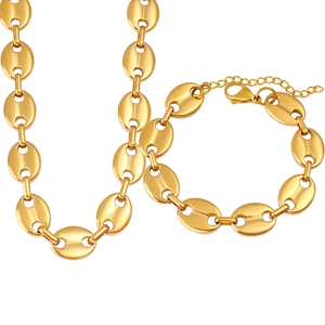 Dettaglio del set collana e bracciale a maglie chicco di caffè in acciaio dorato 18 carati