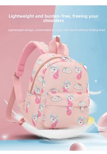 Dettaglio dello zaino rosa per bambini con motivi di unicorno e spallacci in rete