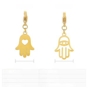 Vue détaillée de pendentifs main de Hamsa dorés avec découpes cœur de 22x15mm