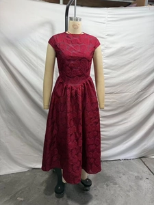 Détail de robe en dentelle bordeaux avec motif rose 3D et manches courtes chic