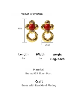 Vue détaillée des boucles d'oreilles vintage avec perles rouges et anneaux en laiton