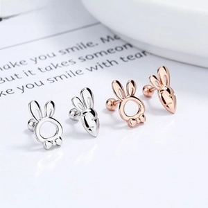 Detailansicht der 925er Silberohrstecker als Hase und Karotte in Silber und Roségold