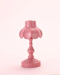 Dettaglio del paralume rosa a forma di fiore e pulsante base della lampada da notte