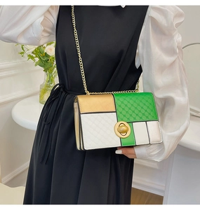 Dettaglio di una borsa a tracolla multicolore con catena d'oro e trapuntatura