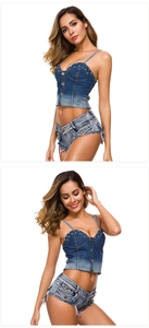 Vista laterale e frontale di set in denim blu con top sfumato e mini pantaloncini sexy