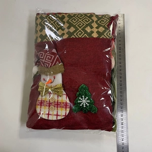 Vue détaillée du sac cadeau de Noël en toile de jute avec motif bonhomme de neige