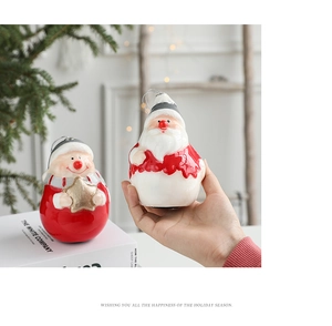 Gros plan d'ornements miniatures de Père Noël en céramique pour décor de sapin de Noël