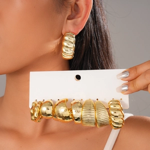 Geometric C-Shaped Stud Earrings For Women Golden Minimalist Hoop Earrings Western Fashion Style Retro Jewelry Accessories