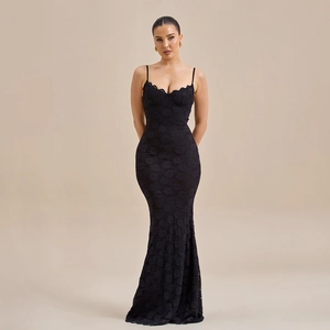 Détails de l'élégante robe sirène en dentelle noire avec corsage et fines bretelles