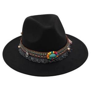 Dettaglio di cappello fedora nero con fascia etnica, pietre turchesi, perline e piuma