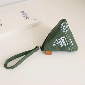 Détail du porte-monnaie triangle en toile verte avec imprimé vintage et fermeture éclair