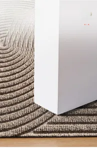 Detailansicht der Dicke der weißen PVC-Türmatte zur Gewährleistung der Türfreiheit