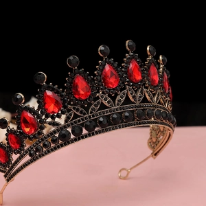 Dettaglio corona barocca in bronzo con cristalli rossi e pietre nere per matrimoni