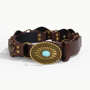 Cintura bohémien in pelle marrone con anelli metallici e fibbia turchese su sfondo bianco