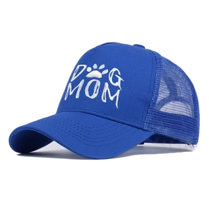 Détail de la casquette trucker bleu roi avec broderie DOG MOM et patte de chien