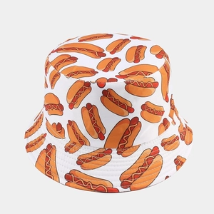Détail du chapeau bob blanc avec un motif imprimé de dessins animés de hot-dogs colorés