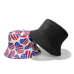 Détail du chapeau bob réversible avec tissu noir et imprimé drapeau américain en cœur