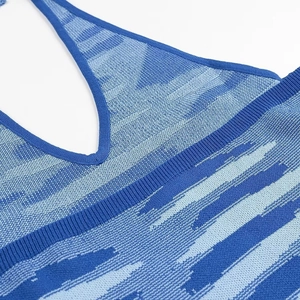 Détail de la texture tricotée bleue et des coutures de cette robe dos nu courte à licou