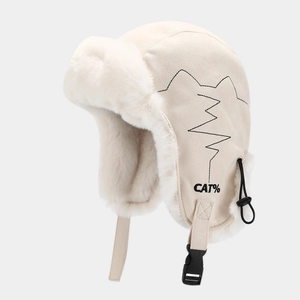 Détail du chapeau d'hiver en daim beige avec doublure en fausse fourrure blanche