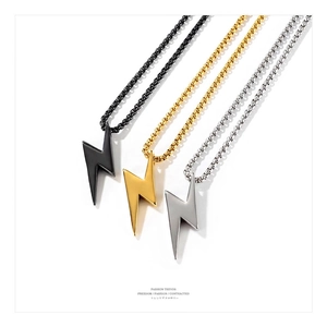 Colliers avec pendentif éclair en acier titane, finitions noir, doré et argent