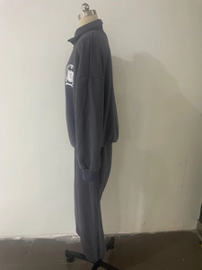Détail de la manche du sweat gris demi-zip et vue latérale du pantalon de sport taille haute