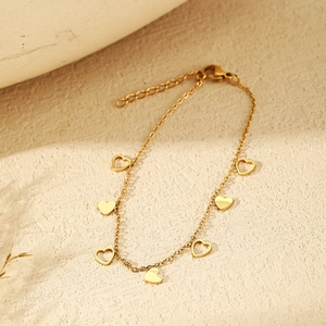 Bracelet élégant en acier inoxydable plaqué or avec breloques cœurs évidés et pleins