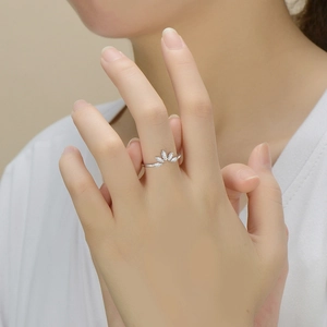 Anello a corona in argento s925 con zirconi taglio marquise indossato al dito