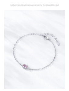 Detailansicht des S925 Sterlingsilber-Armbands mit rosa Zirkon und Pavé-Diamanten